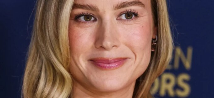 Brie Larson destaca o corpo de biquíni "Sirena" na natação