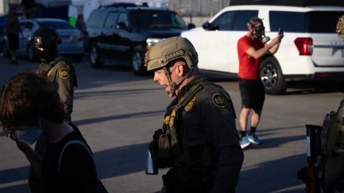 Protestos como tropas militares para expandir o Chicago em Chicago